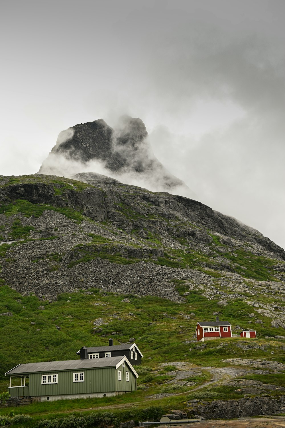 una montagna con case sul lato di essa