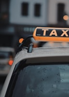 A close-up of the تاكسي عاجــل 24 logo on a taxi.