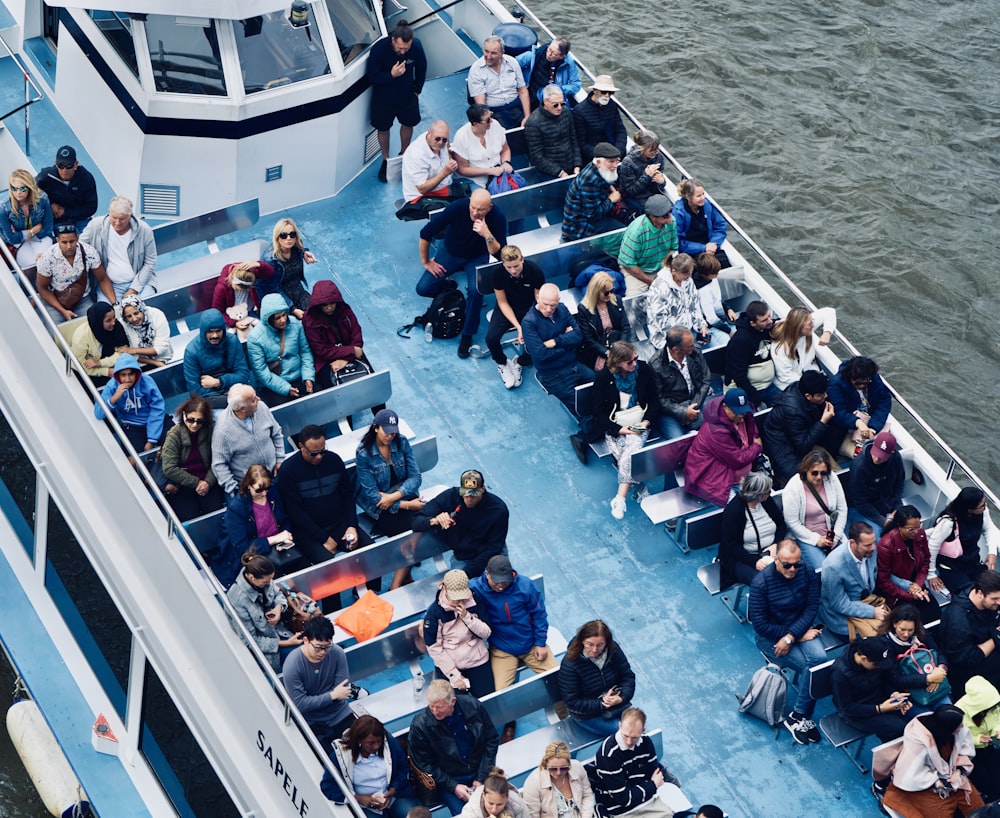 Un grande gruppo di persone sedute su una barca