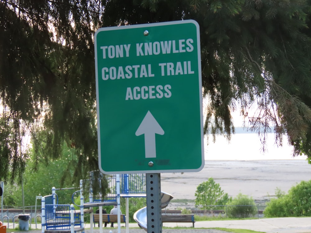 Un letrero verde que dice que Tony conoce el acceso al sendero costero
