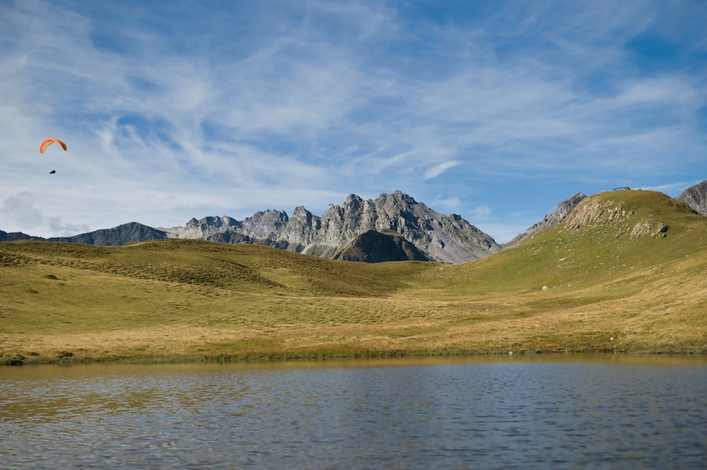 Un parapendio che sorvola un lago in montagna