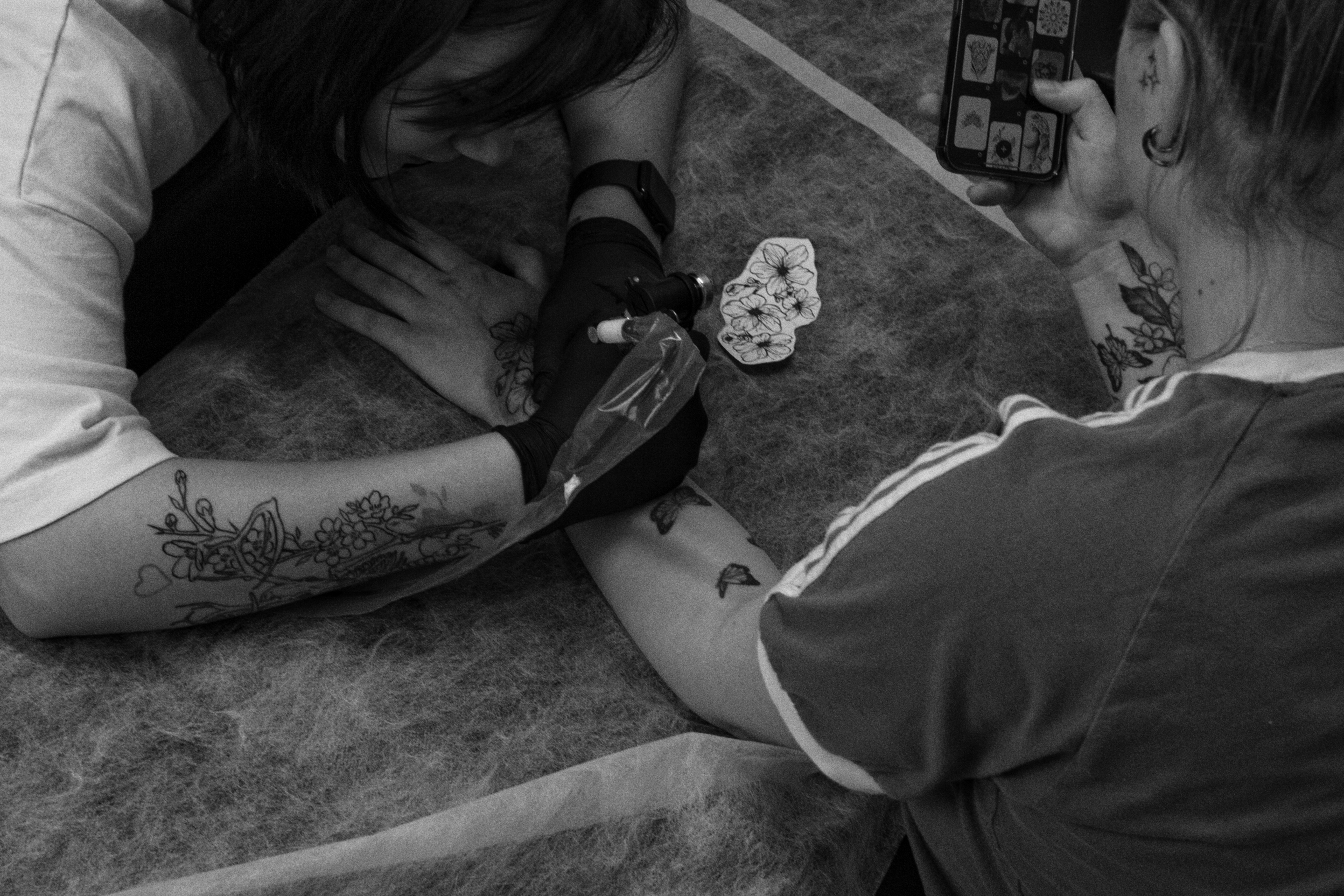 due donne sedute su un divano che giocano con un cellulare