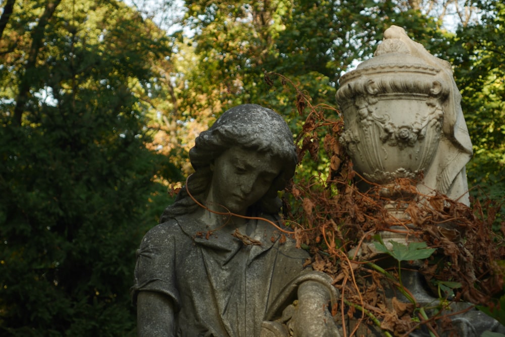 une statue d’une femme tenant une plante en pot