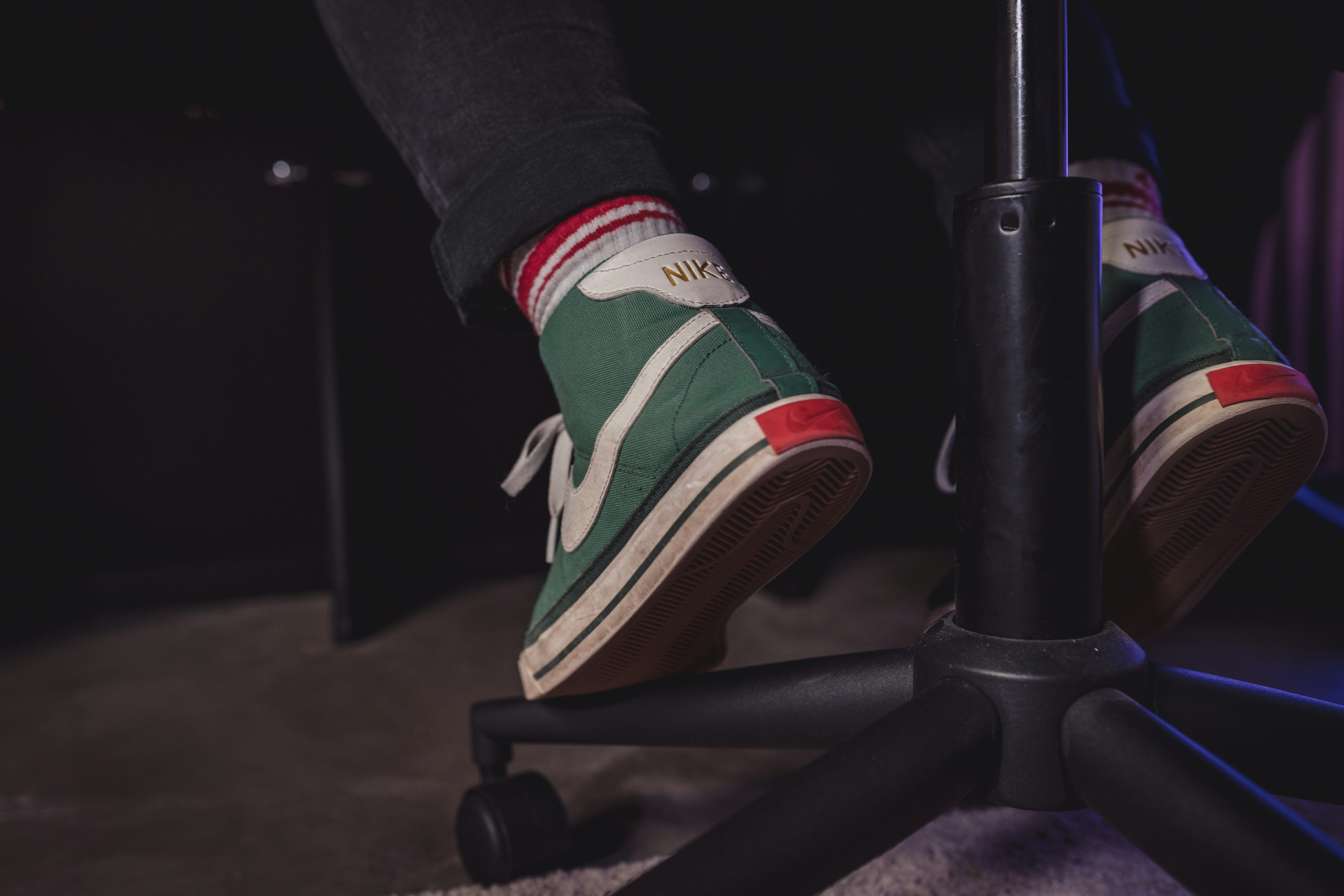 eine Person, die auf einem schwarzen Stuhl steht