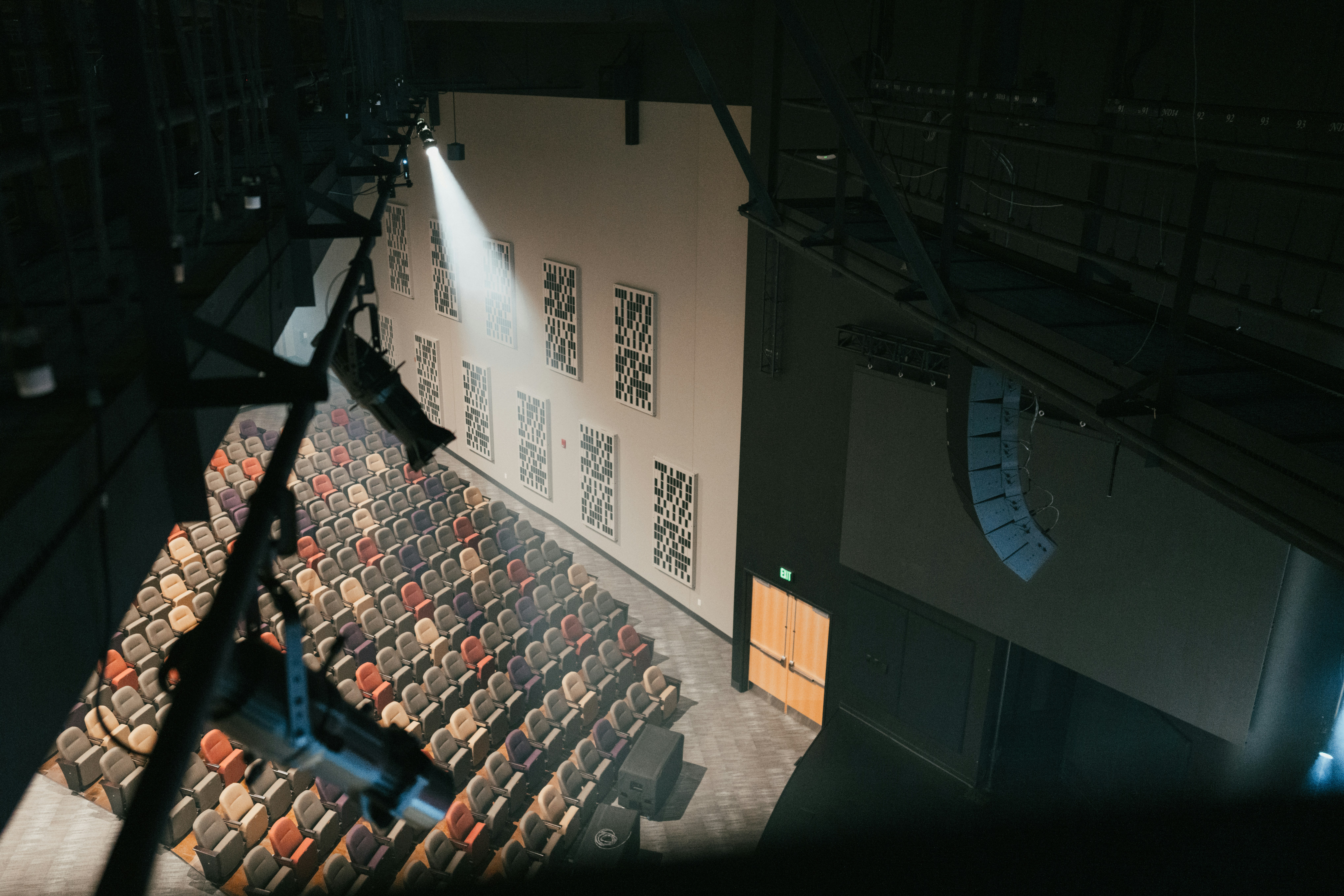 Blick auf eine Bühne von der Spitze eines Gebäudes