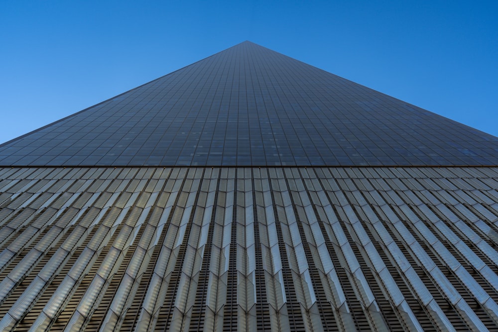 Un edificio molto alto con molte finestre