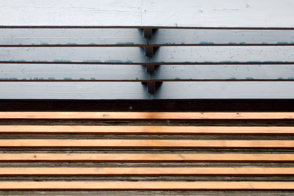 un primo piano di una panchina in legno