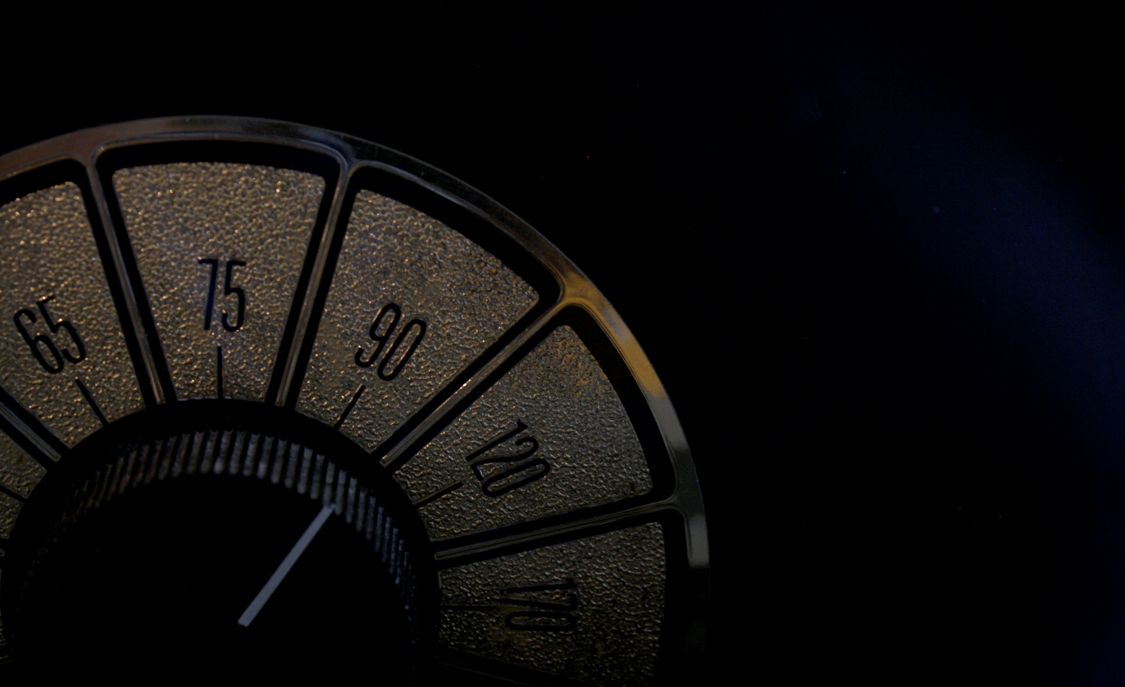 Dial Into the Void: The Weirdest Shortwave Signals Still Haunting the Airwaves