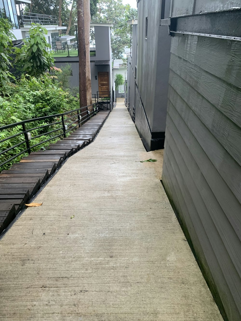 a long narrow walkway between two buildings