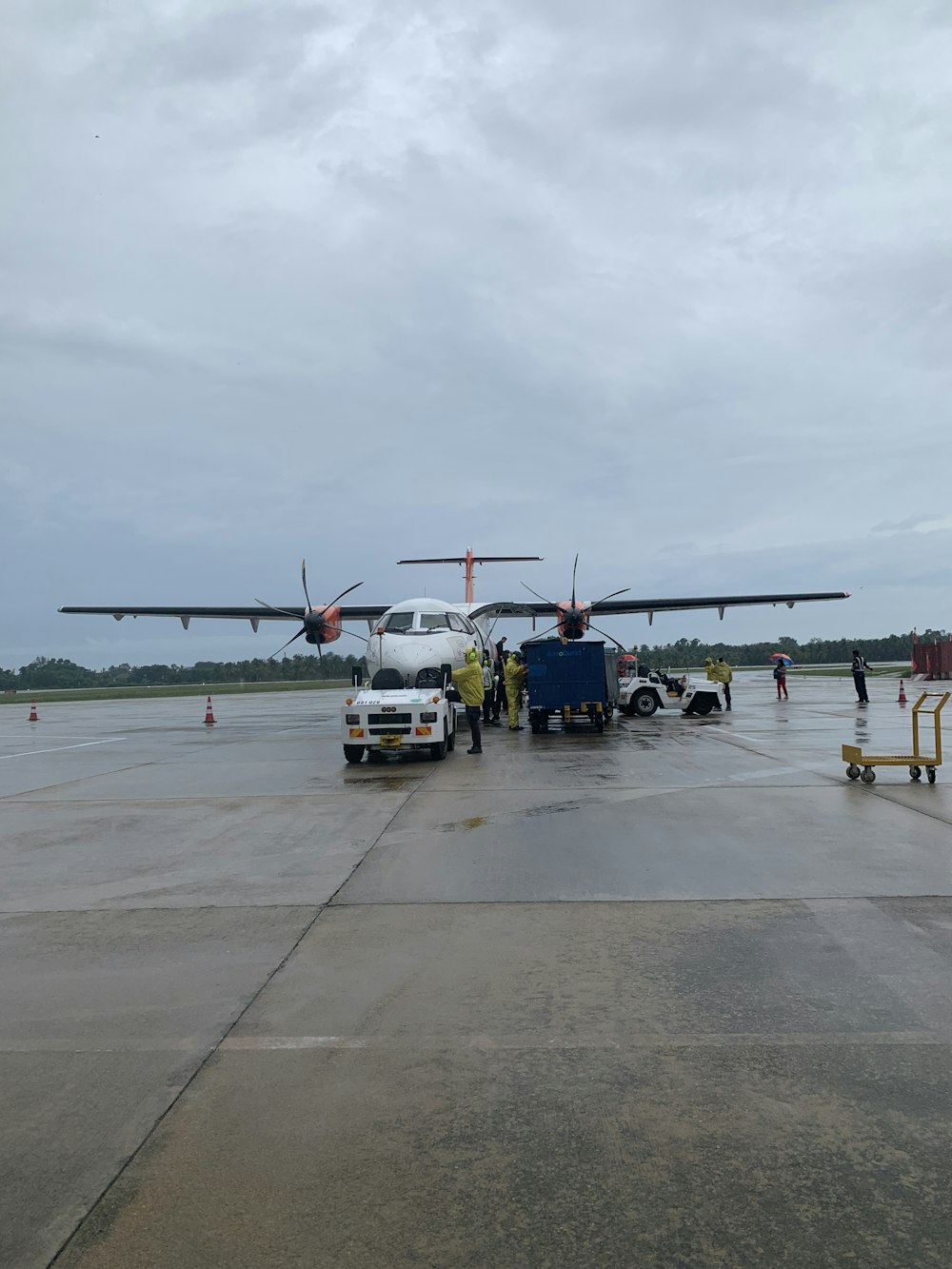 空港の駐機場に飛行機が駐機している