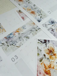 A calendar marked with the best months to visit Seoul, surrounded by seasonal flowers.