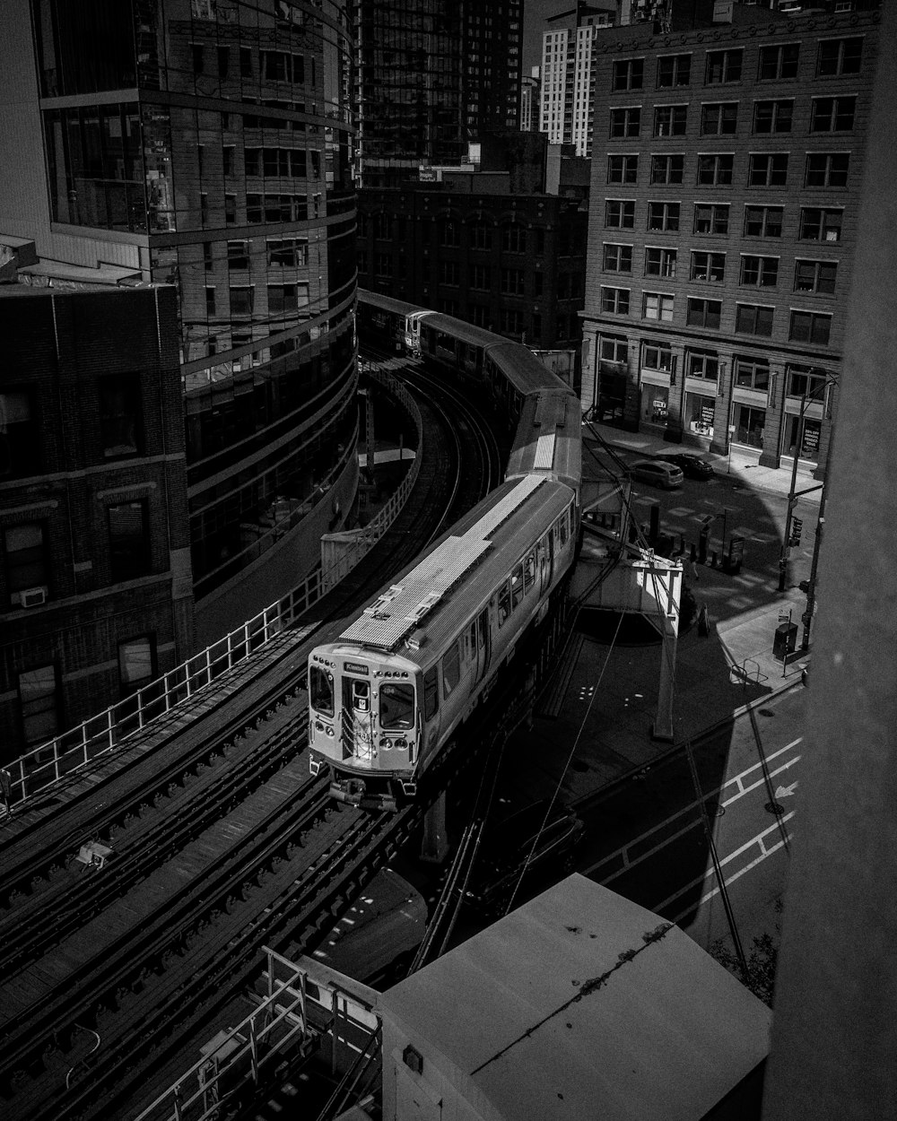 도시에 있는 기차의 흑백 사진