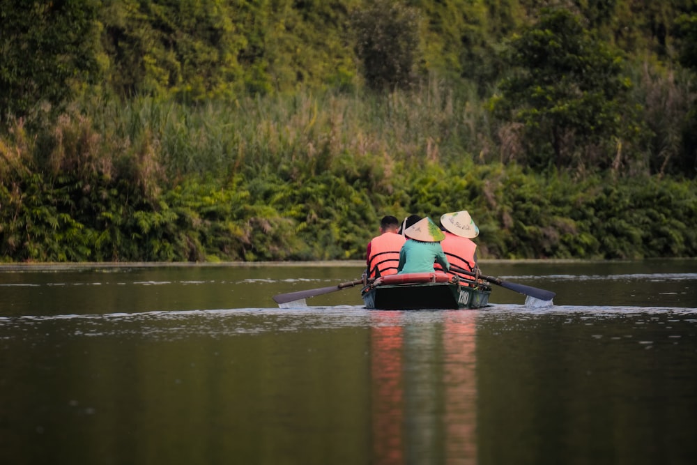 Un couple de personnes dans un petit bateau sur un lac