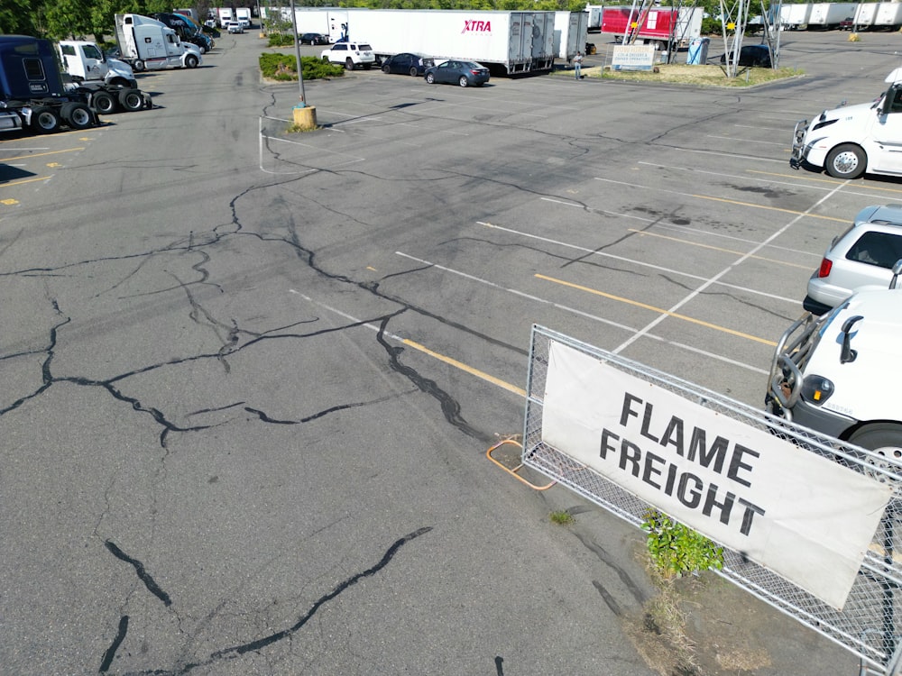 un parking avec un panneau indiquant Flame Freight