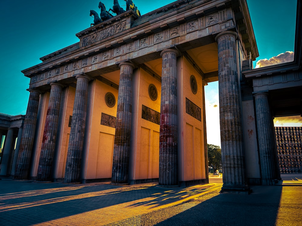 un grand bâtiment surmonté de colonnes et de statues