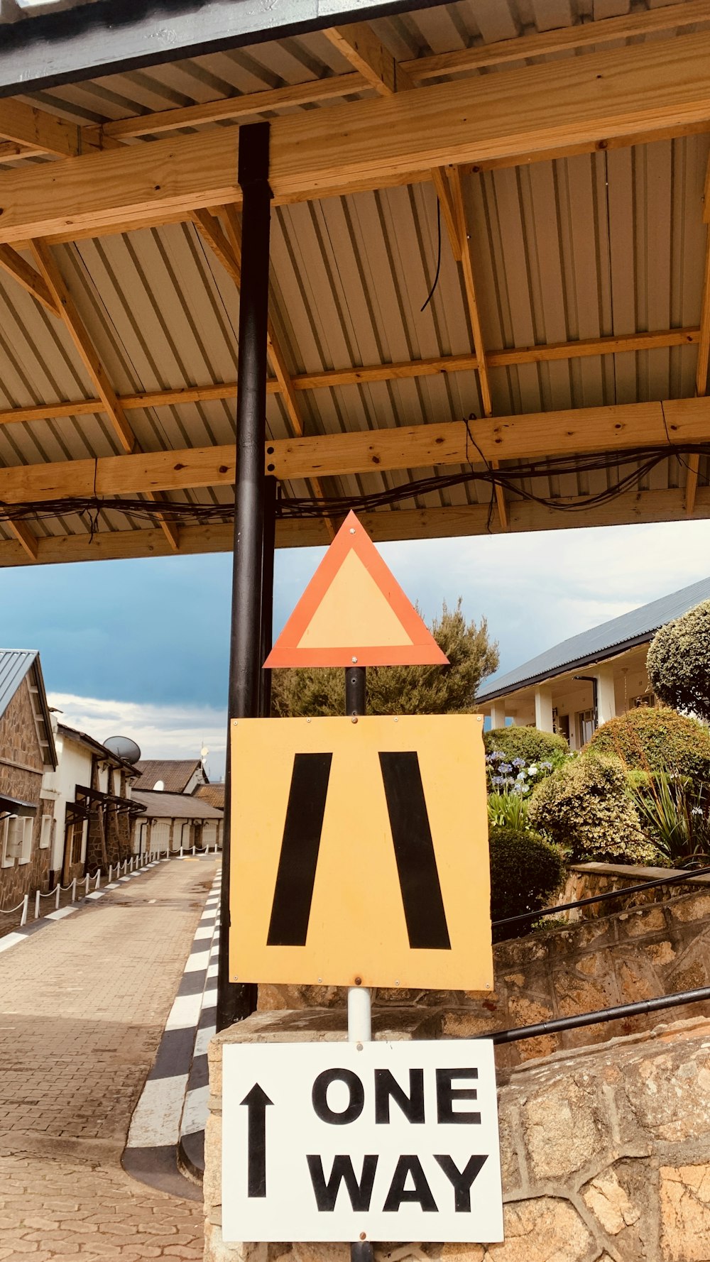 un panneau à sens unique sur le bord d’une route