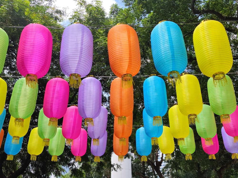 Un montón de coloridas linternas de papel colgando de una línea