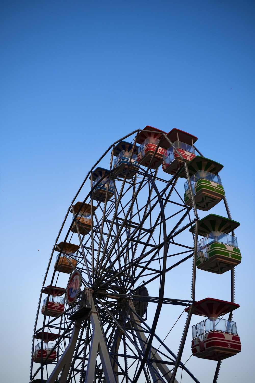 une grande roue avec un fond de ciel