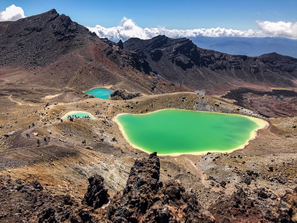 Ein grüner See inmitten einer Bergkette