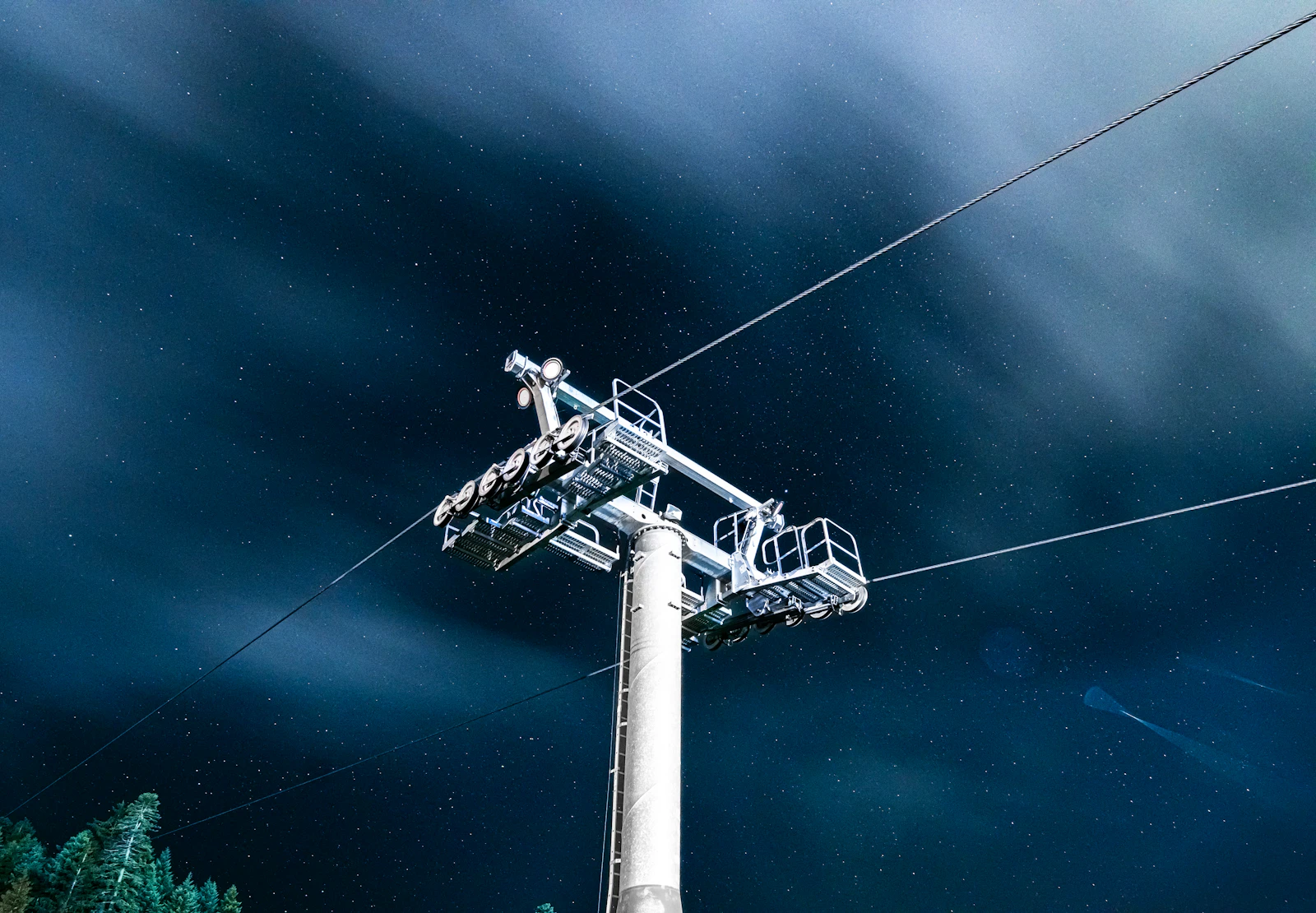 Cazare în Borovets lângă telegondolă: stâlp de telescaun noaptea