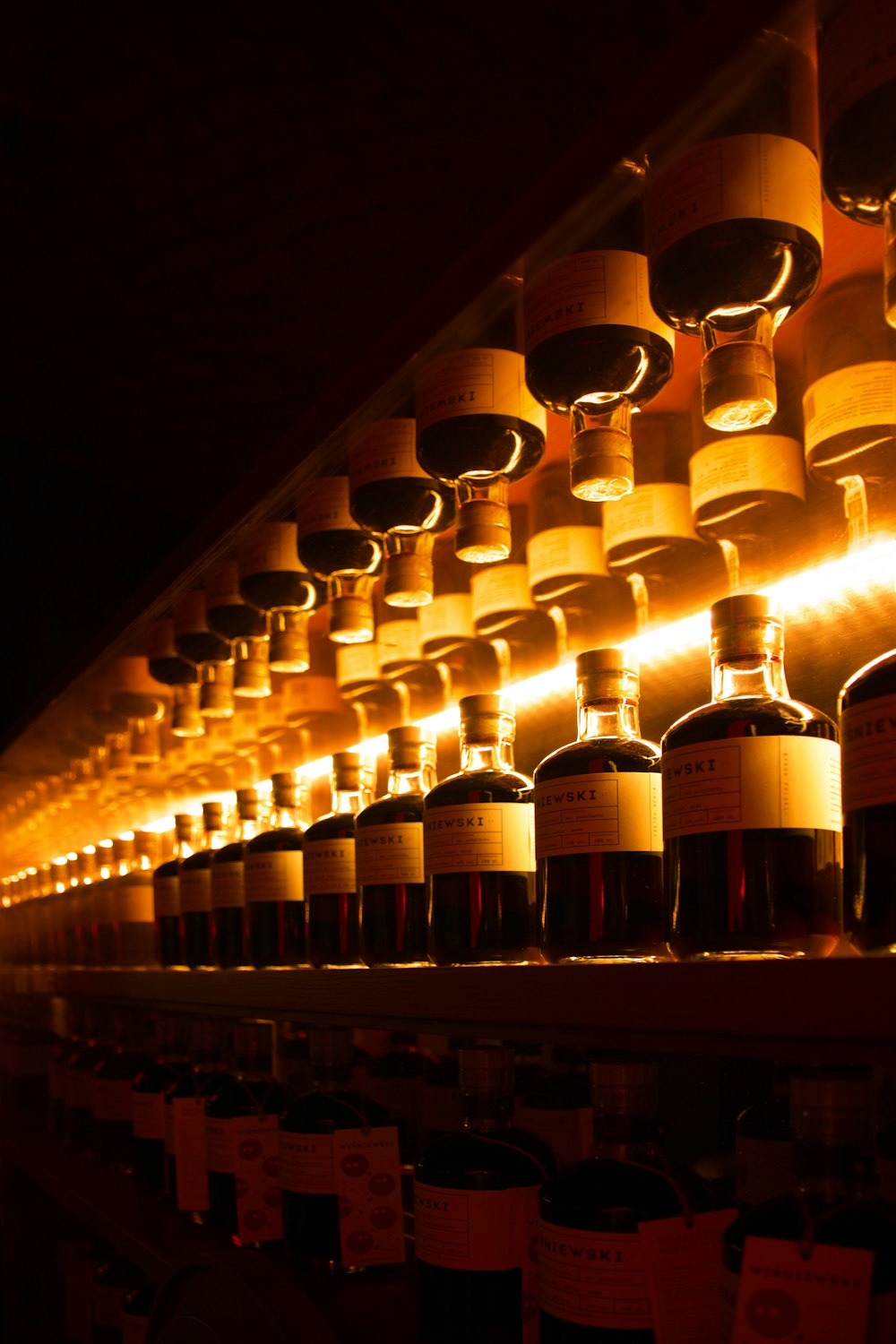 uno scaffale pieno di tante bottiglie di vino