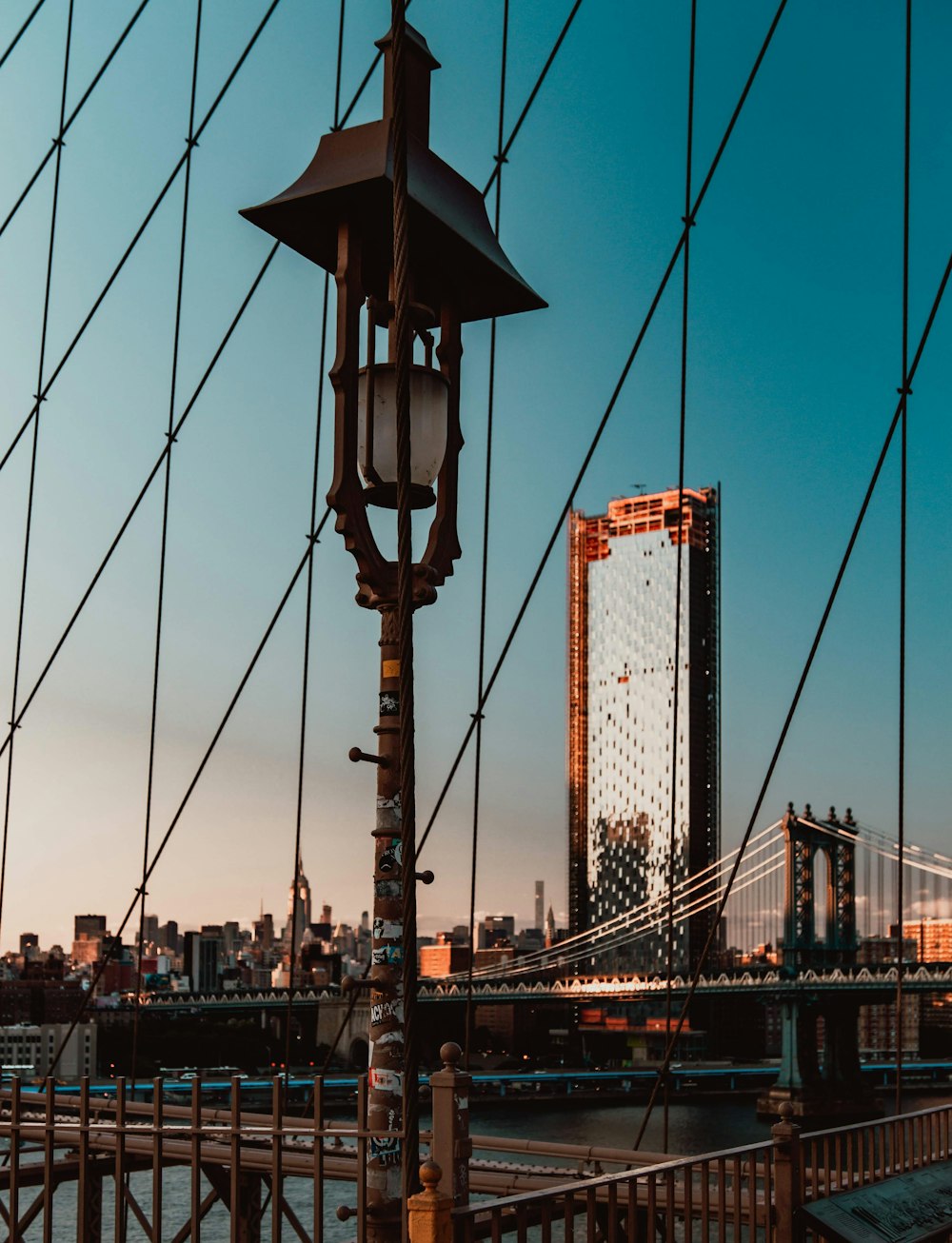 uma luz de rua na lateral de uma ponte