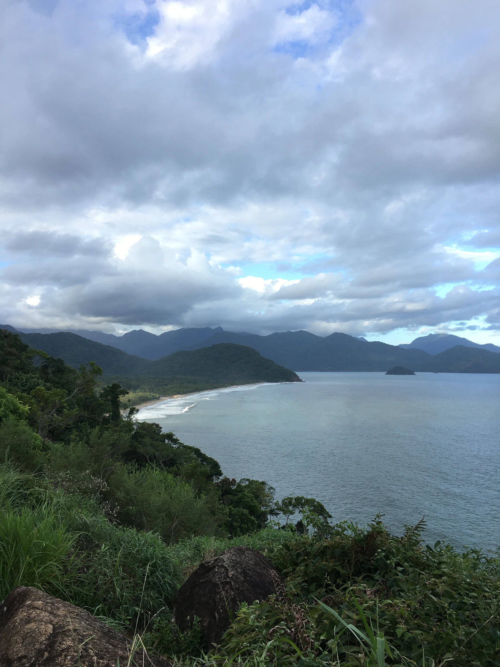 Vista da costa e das montanhas de Ubatuba