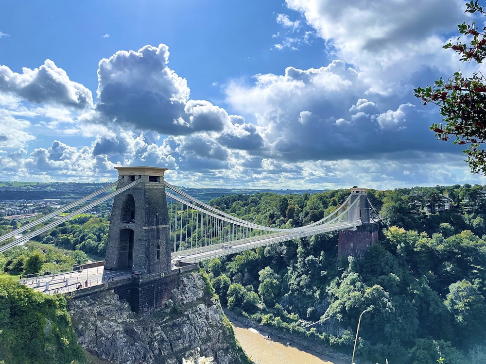 Una vista di un ponte sospeso su un fiume