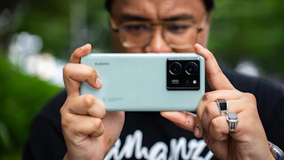 Step-by-step visual guide of positioning the phone for iris photography.