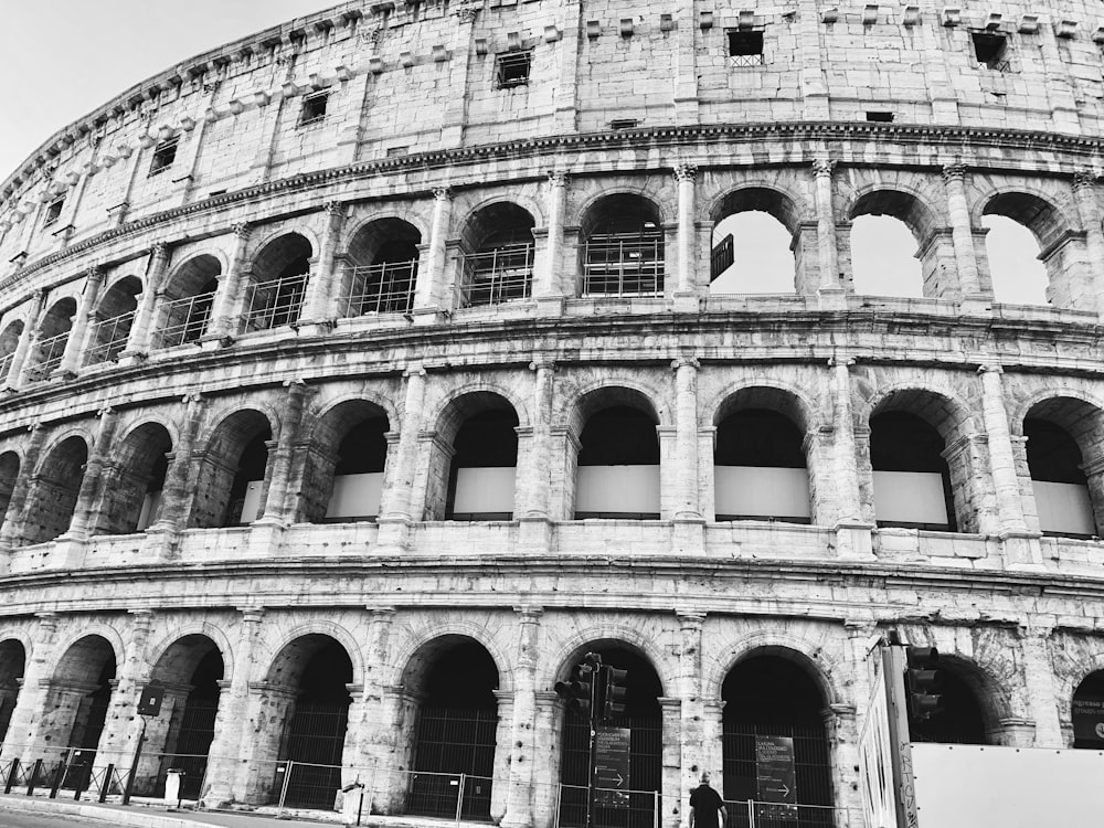 una foto in bianco e nero dell'interno di un edificio