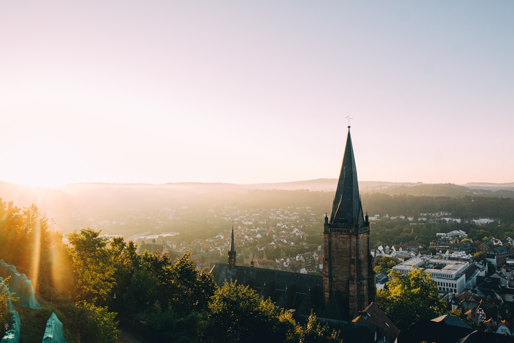 Una vista de una ciudad con un campanario al fondo