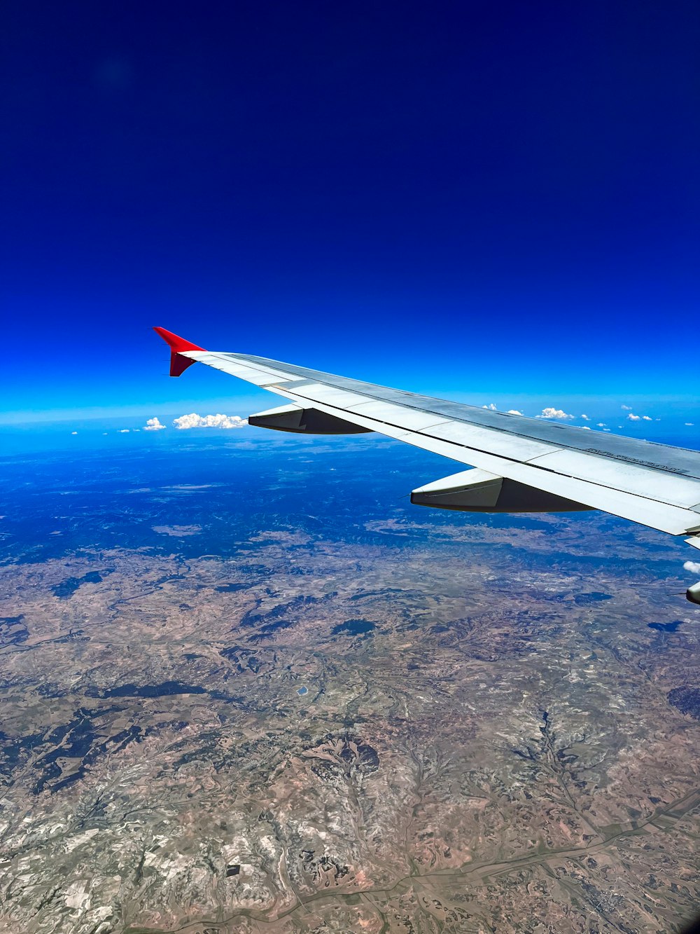 Blick auf die Tragfläche eines Flugzeugs am Himmel