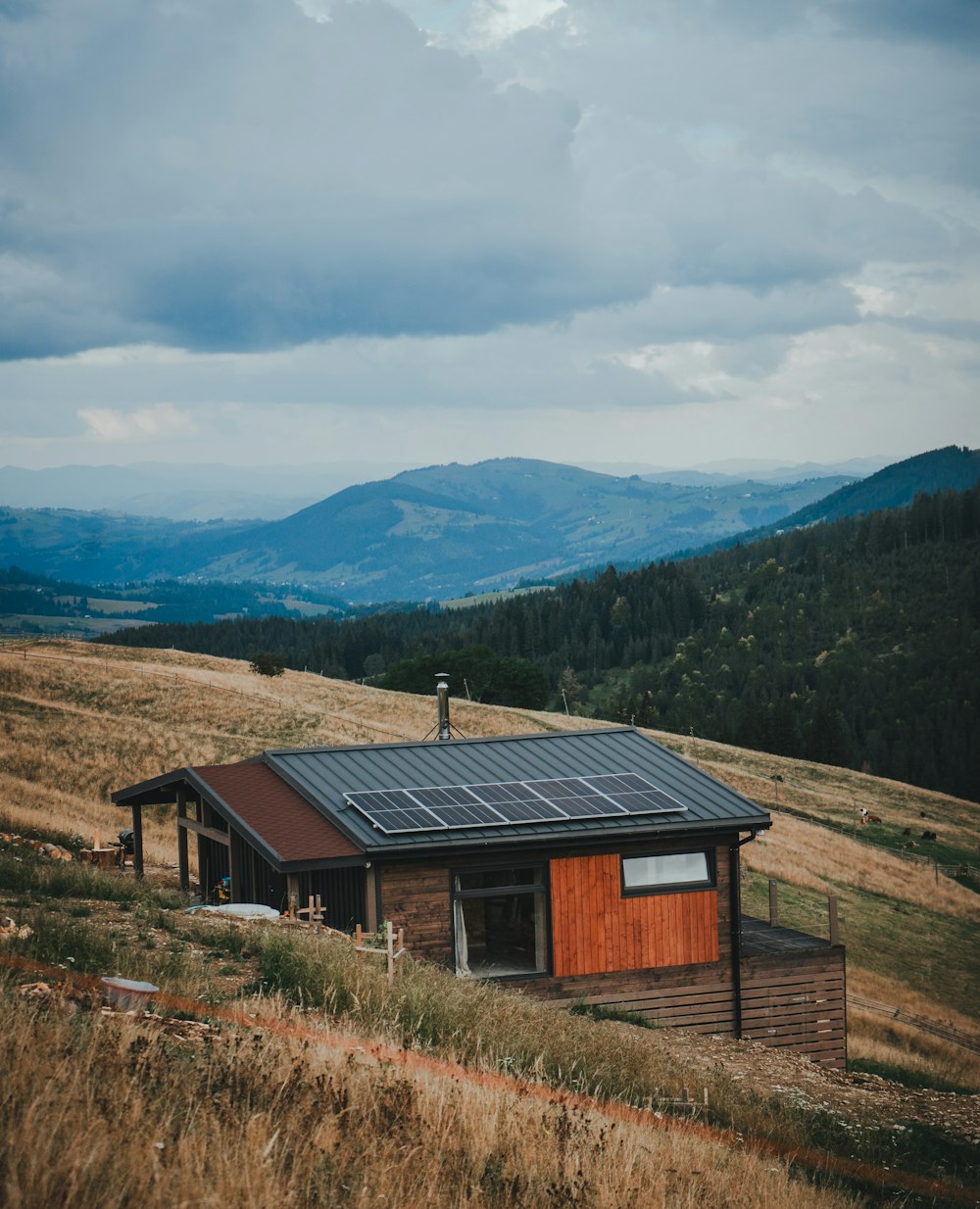 uma casa com um painel solar no telhado