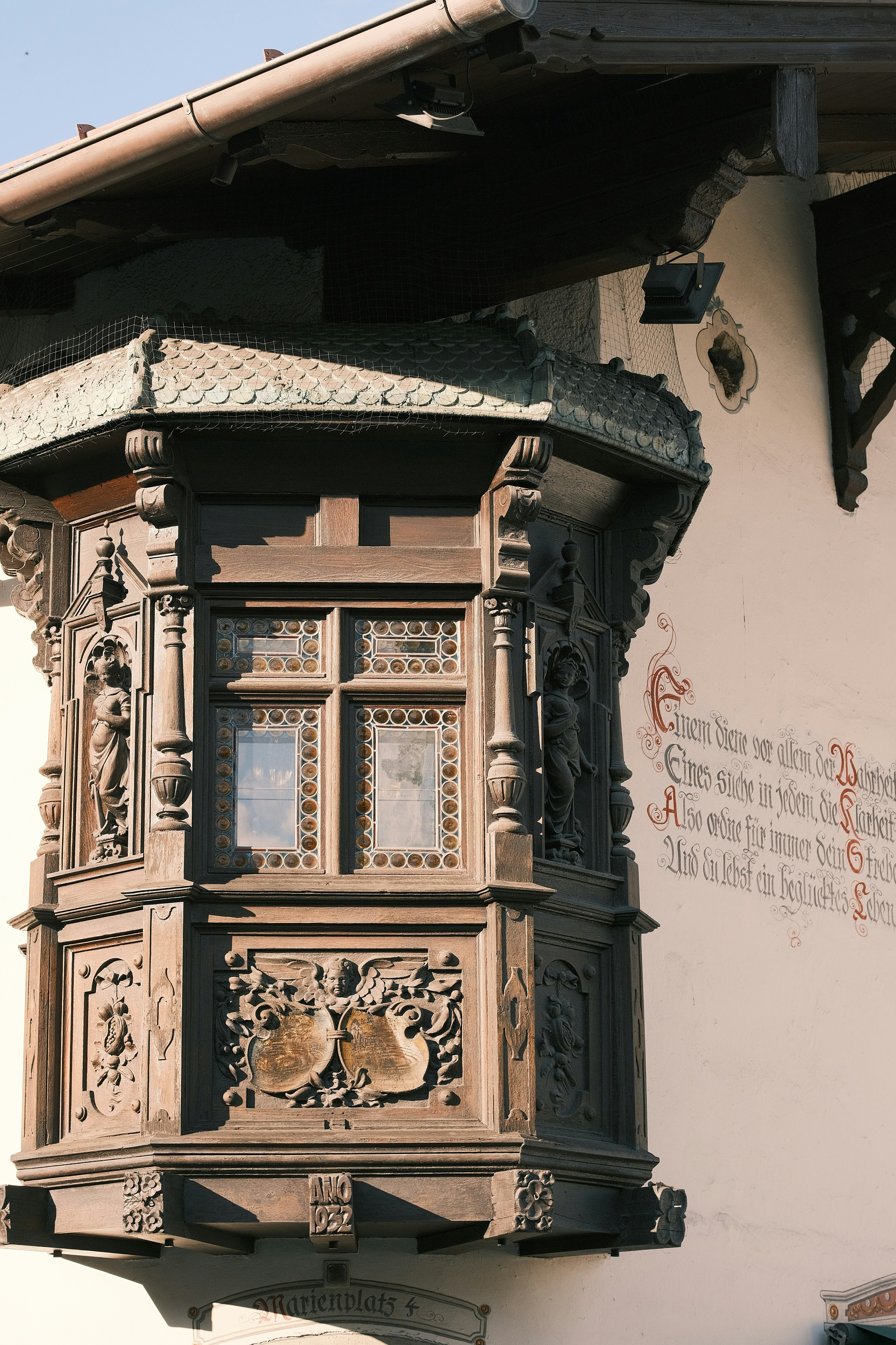 ein Gebäude mit einer Uhr an der Seite