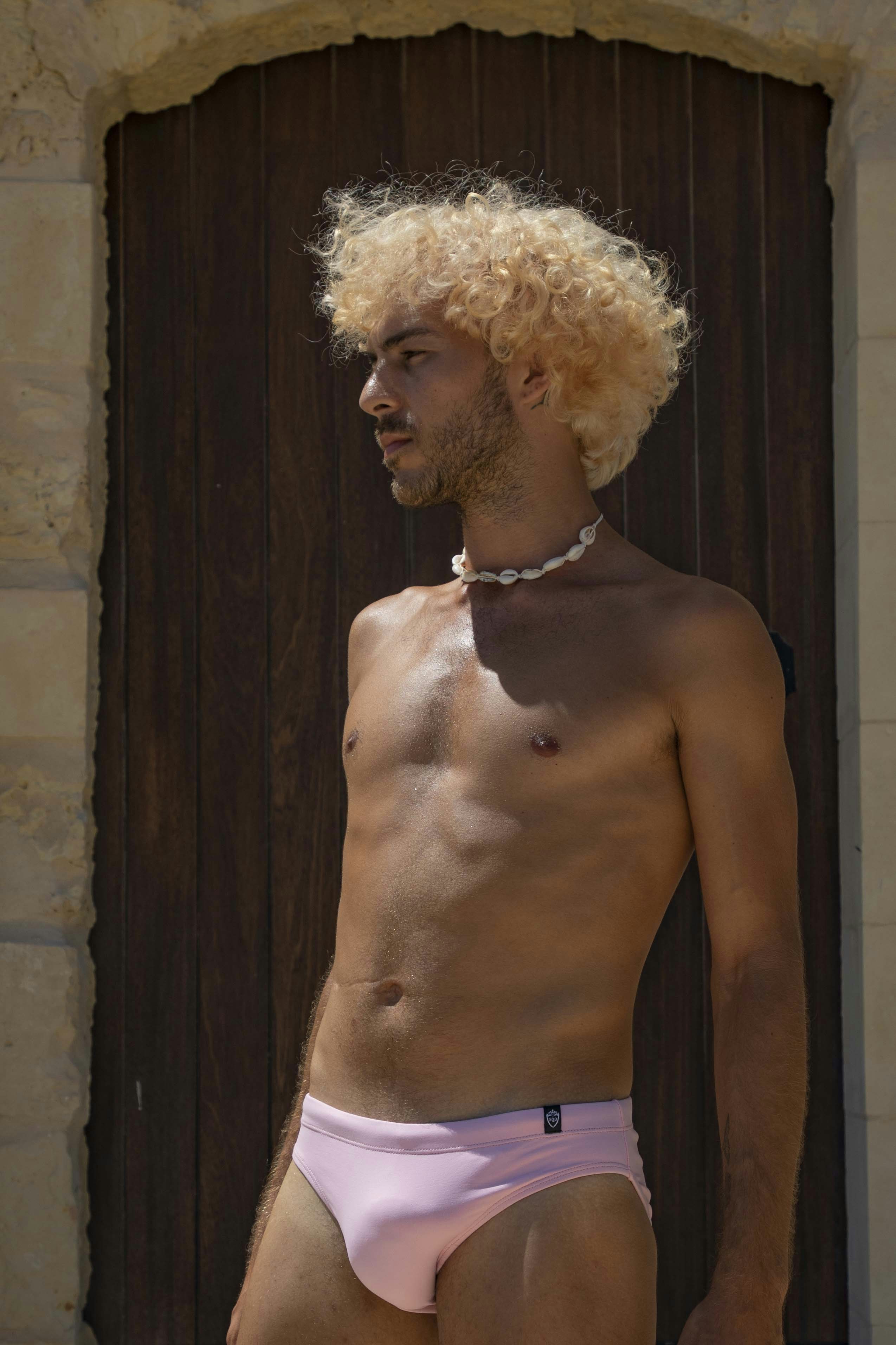 ピンクの下着を着たブロンドの髪の男