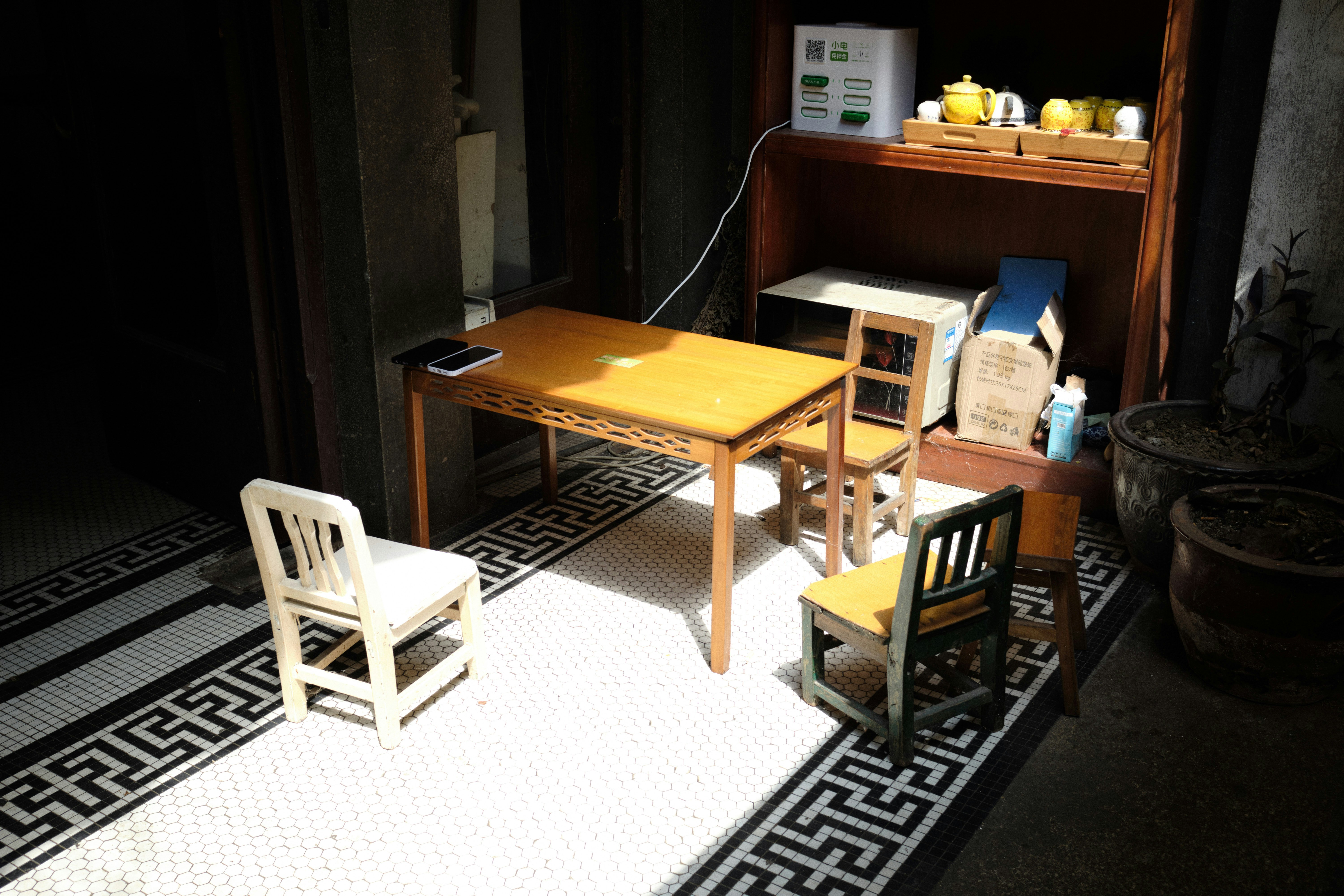 会議室のテーブルと椅子