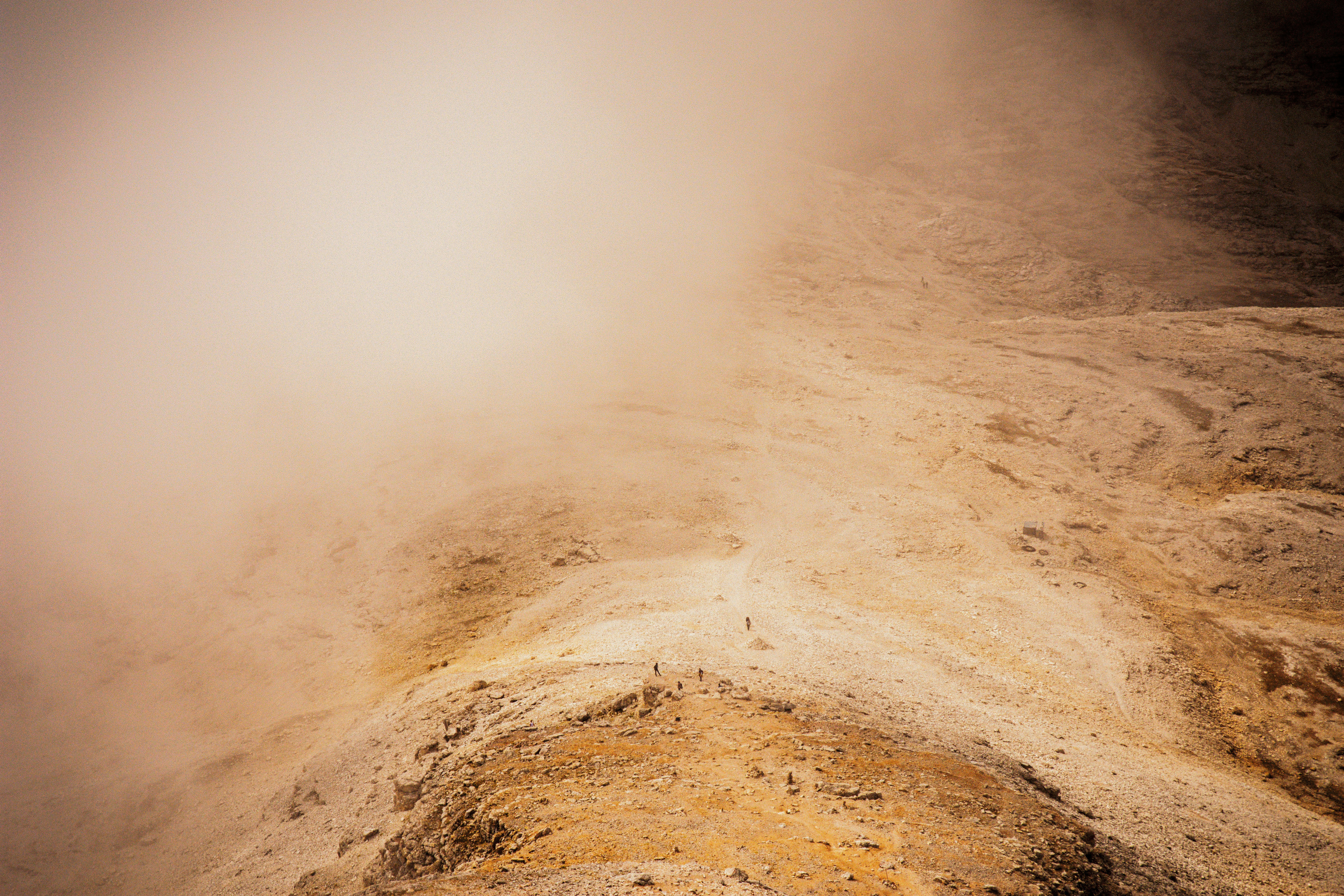 Uma imagem dramática de uma arena empoeirada e acidentada, simbolizando os desafios da vida.