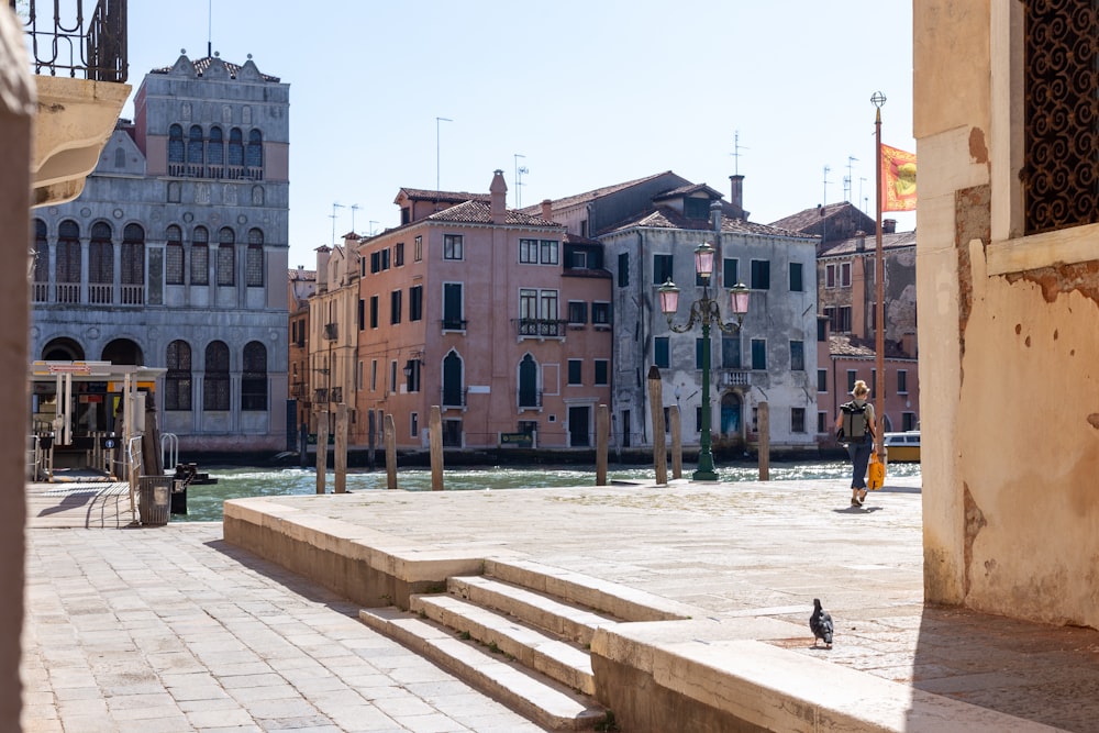 a bird is sitting on the steps in front of some buildings