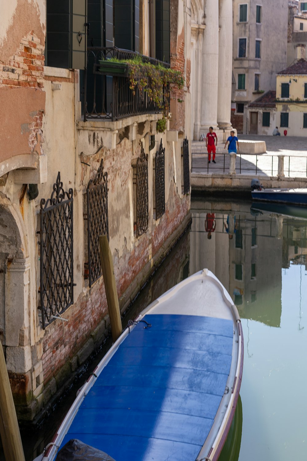 a boat is parked in the water next to a building