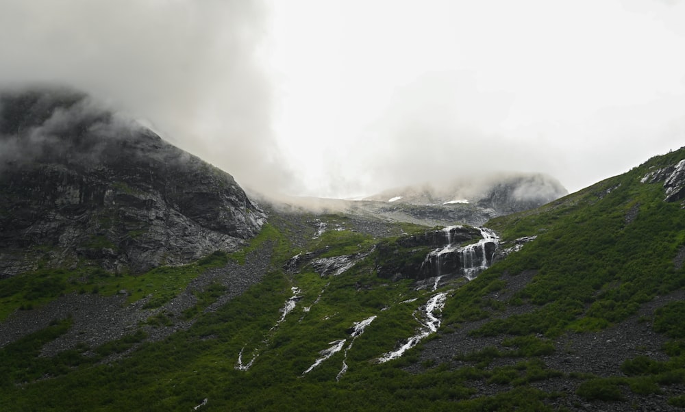 Ein sehr hoher Berg mit einem Wasserfall in der Mitte