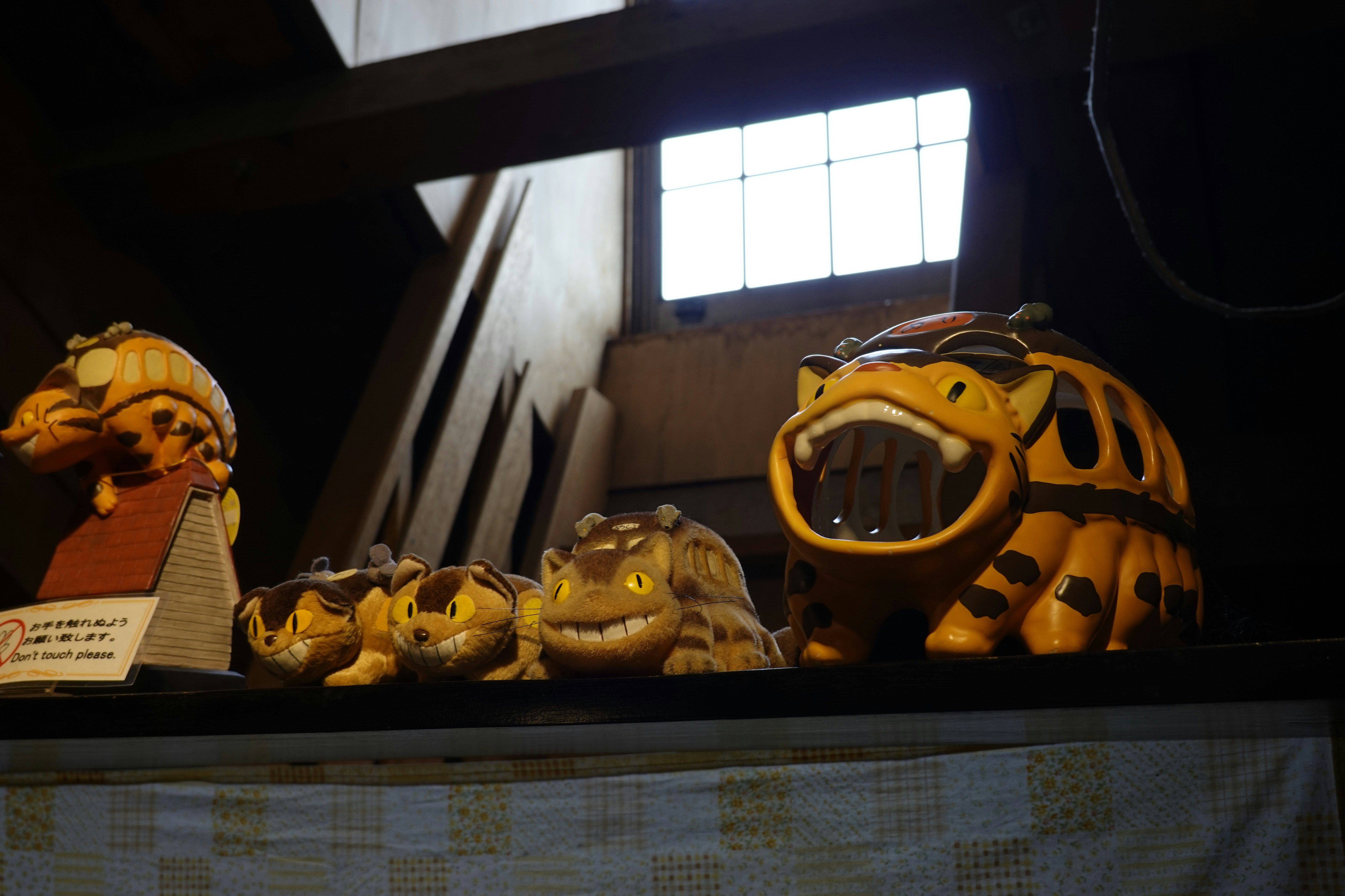 a group of pumpkins sitting on top of a shelf