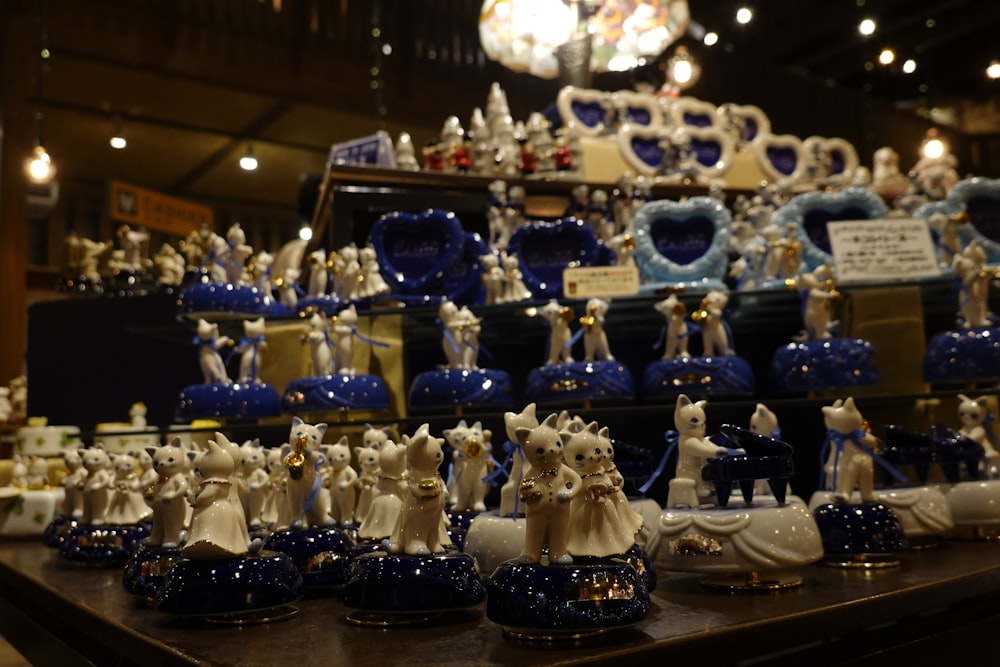 파란색과 흰색 인형이 많이 얹힌 테이블
