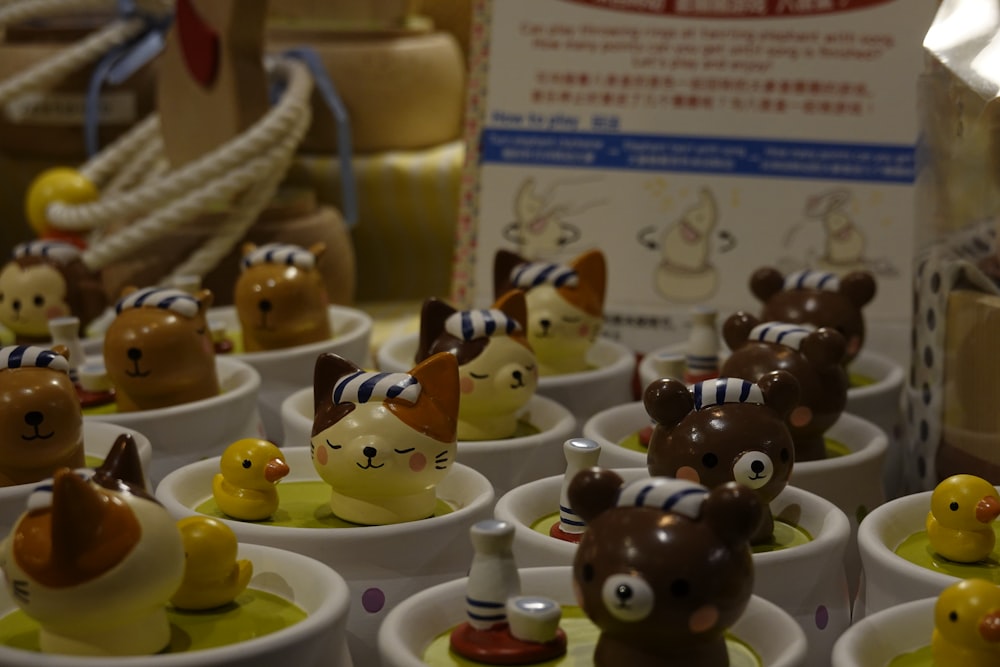 une table surmontée de tasses remplies de petits animaux en peluche