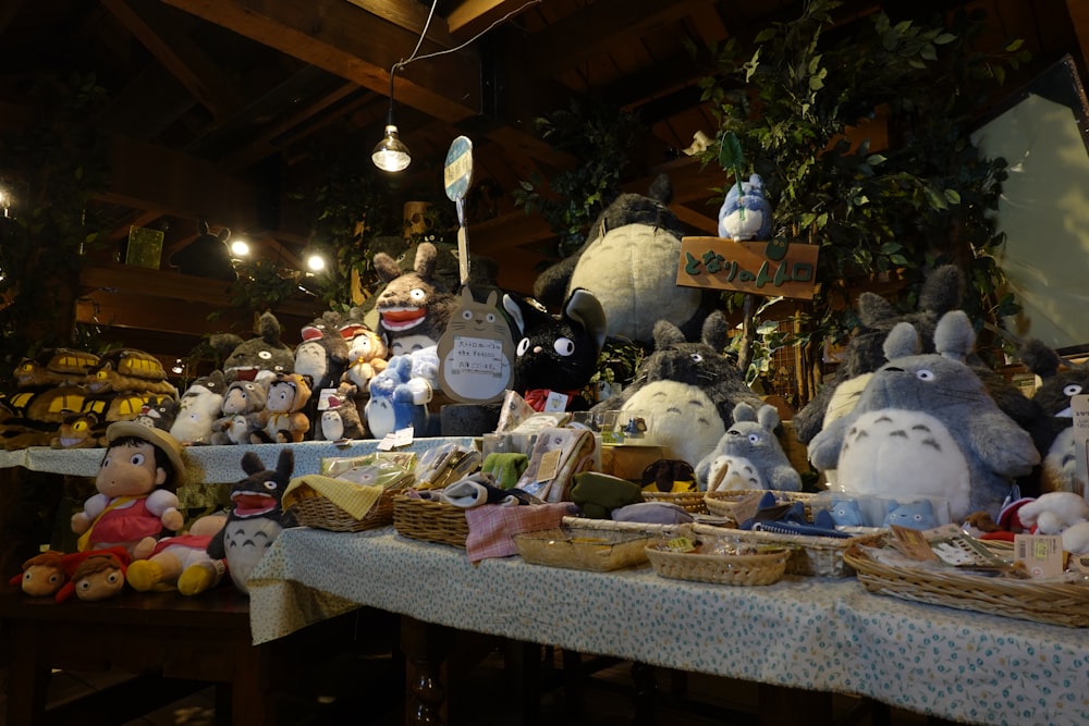 un tas d’animaux en peluche sur une table