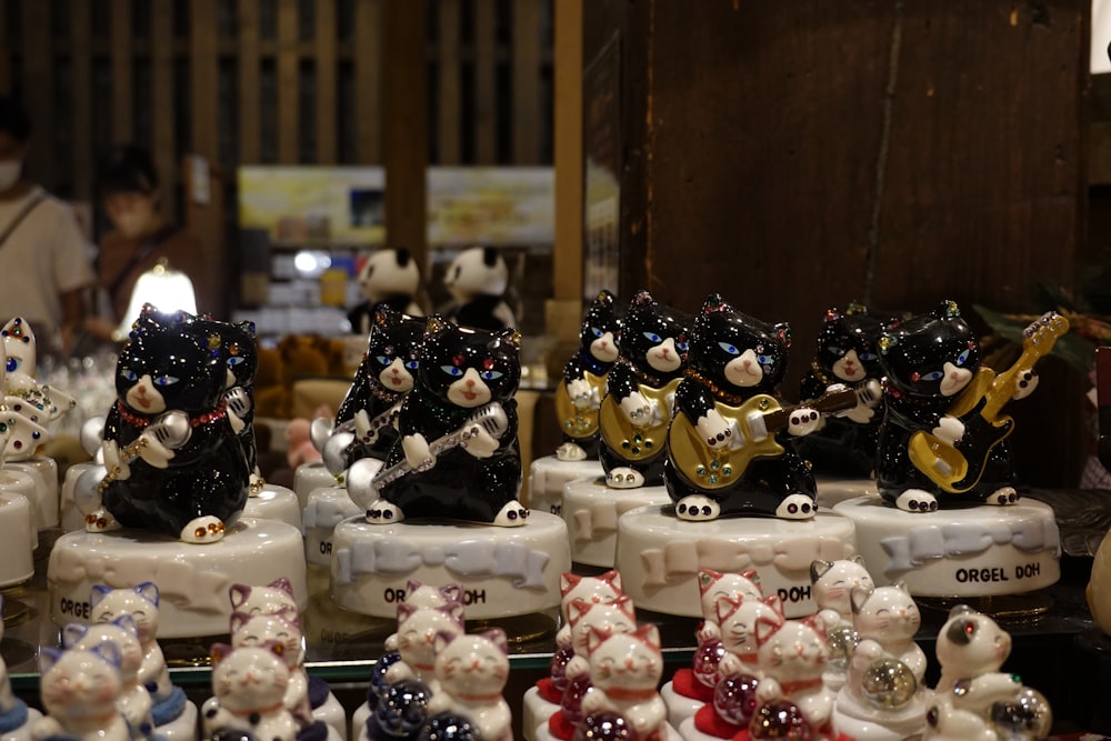 a bunch of small figurines that are on a table