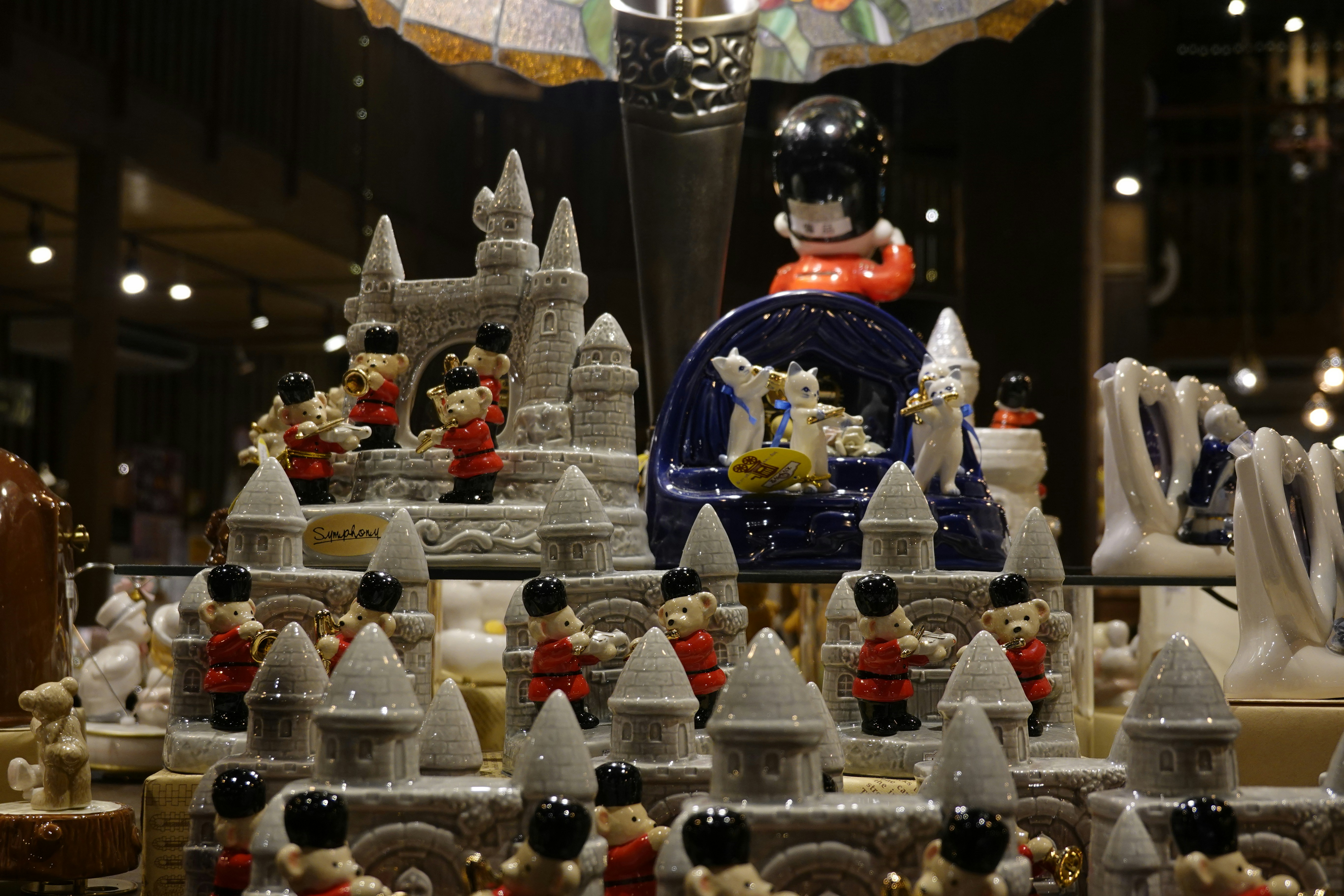 um monte de estatuetas que estão em uma mesa