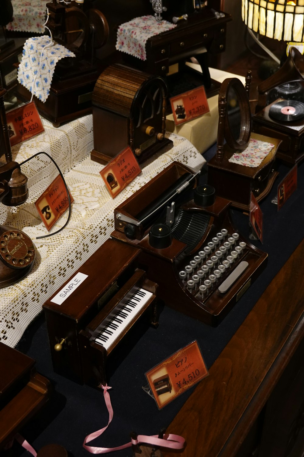 uma mesa coberta com muitos instrumentos musicais