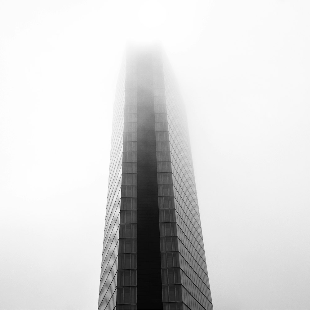 Un edificio muy alto en medio de un día de niebla