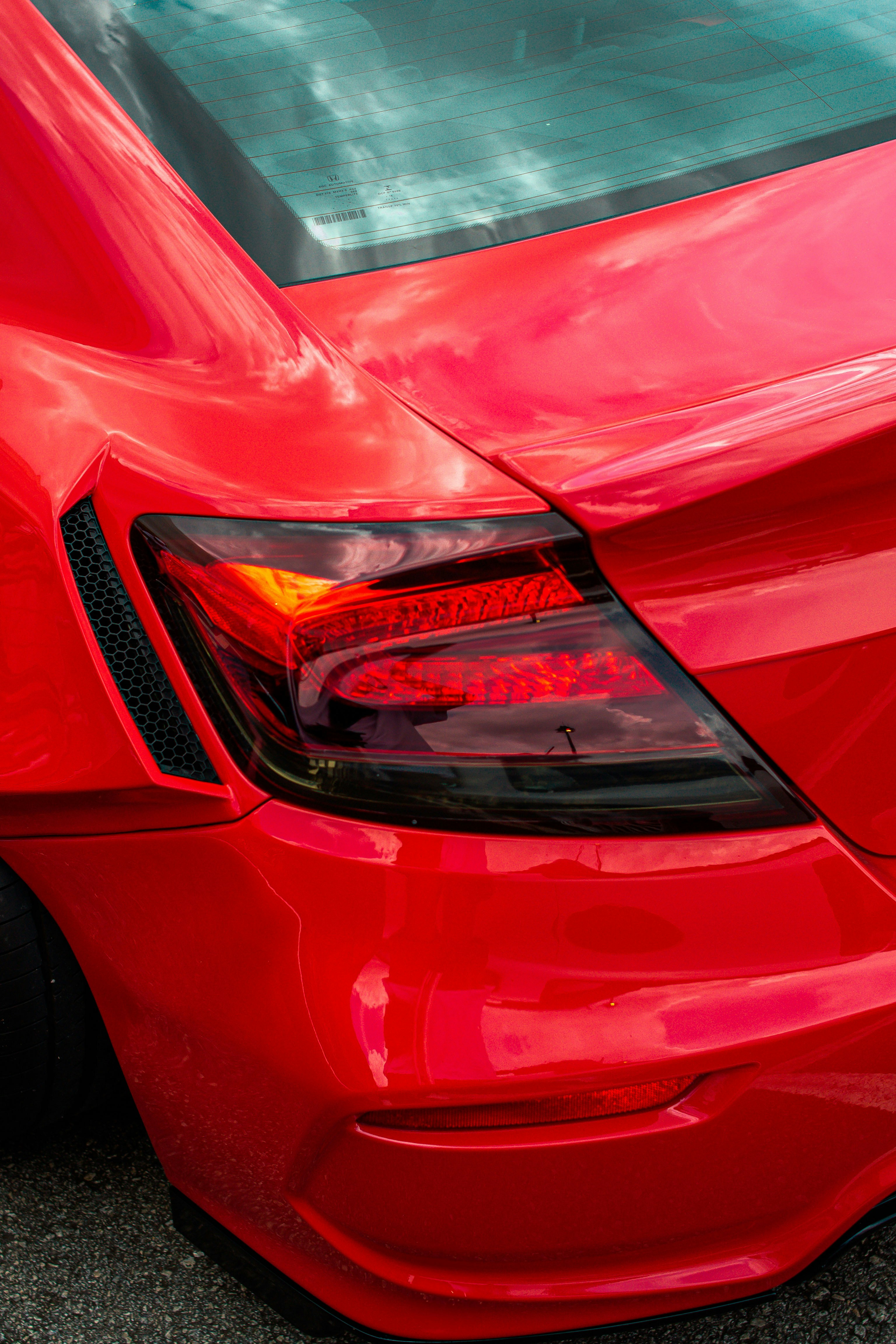 close-up ujung ekor mobil merah