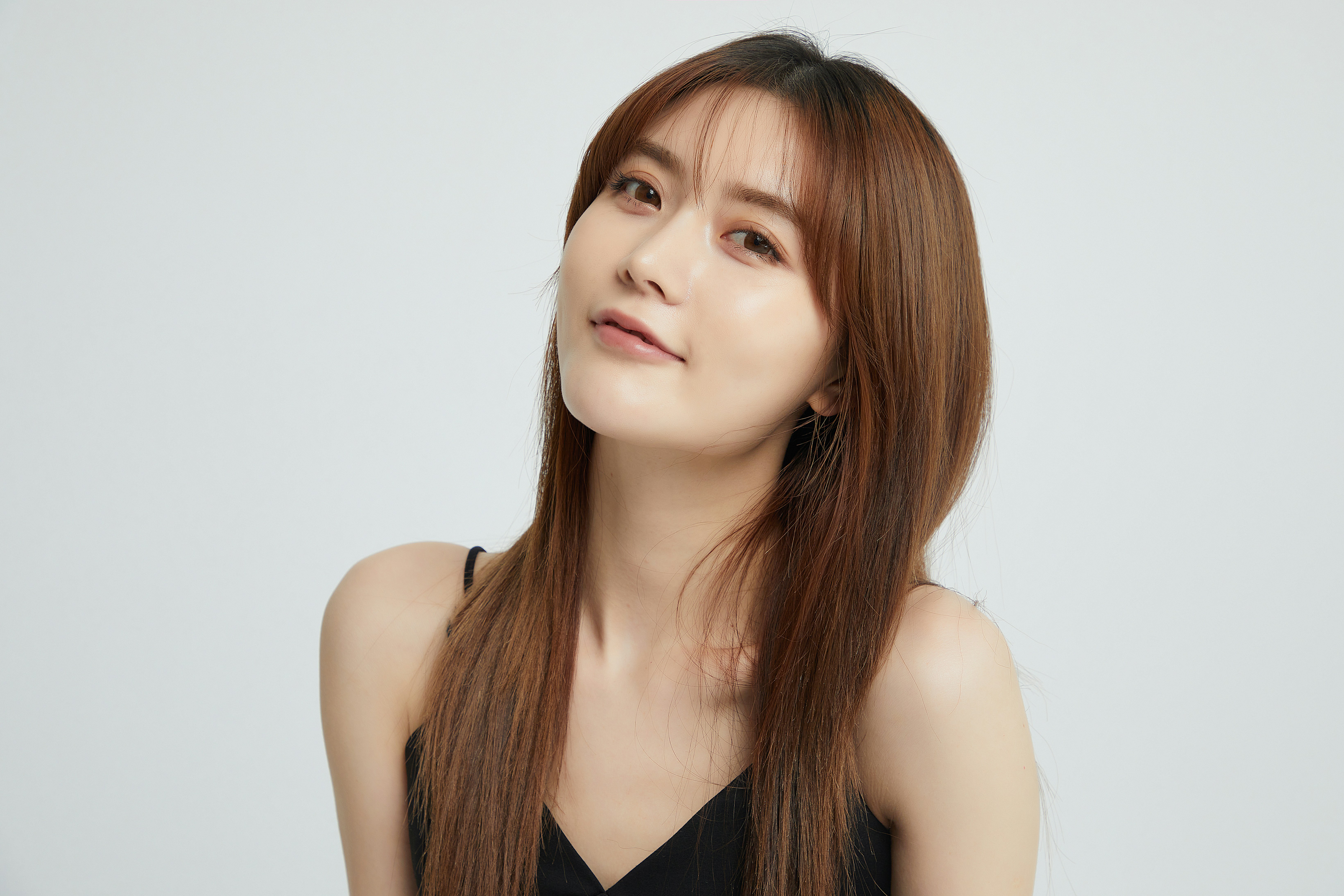 Une femme aux cheveux longs et au haut noir